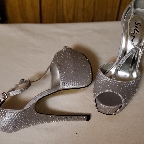 Shoes sizes 5.5 to 6.0 - Picture 4 of 8